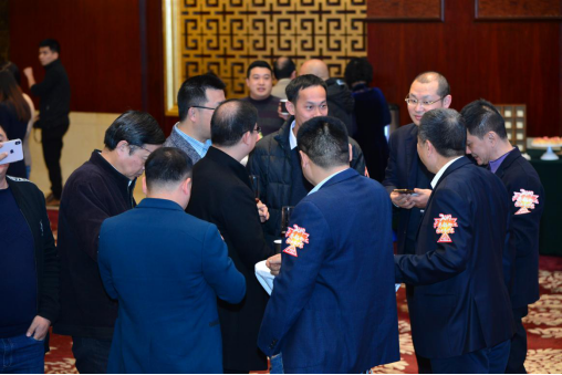 　　企业家们热情主动交流，现场气氛热络融洽